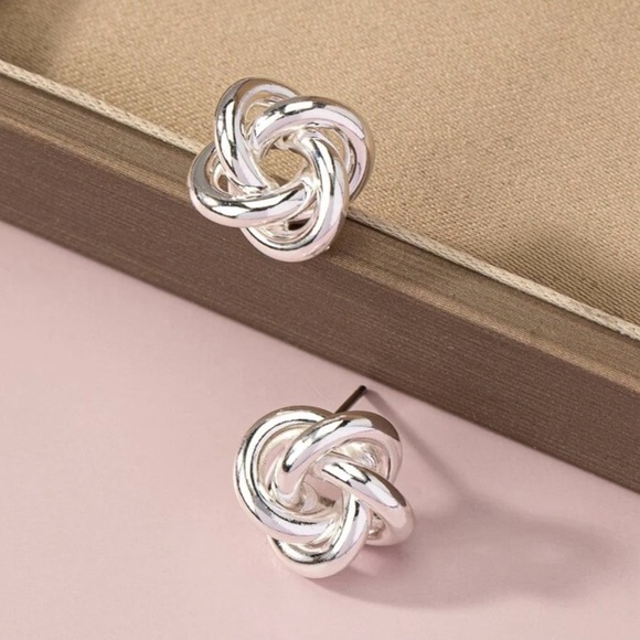 Jewelry - 🆕 Silver Twist Design Stud Earrings NWT
